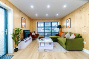 Green Mews 1 with Free Parking - By My Getaways
